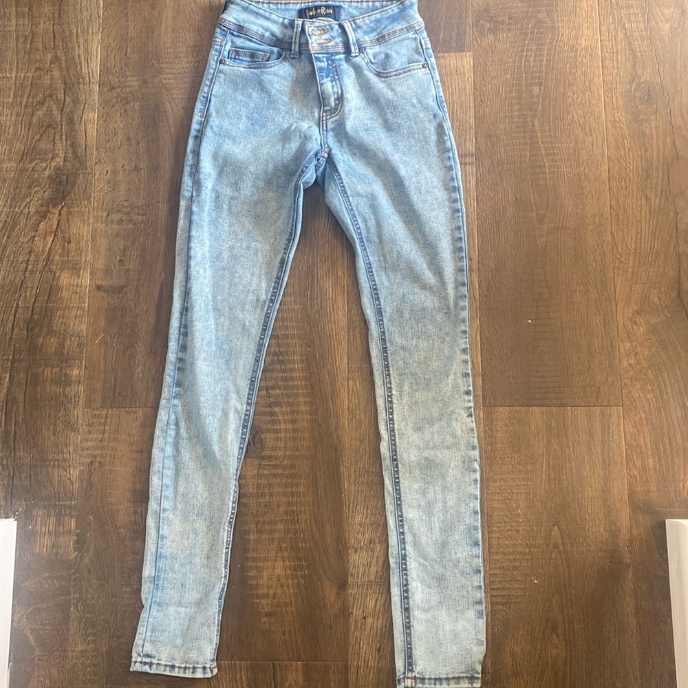 Light wash skinny jeans.